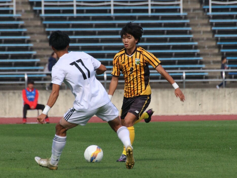 東海大山形高MF寺沼世藍(3年)は流動的にピッチを駆け回り、FKで決勝点をアシスト(Takeshi KOBAYASHI)