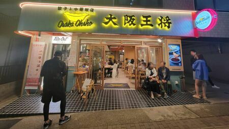 川崎市宮前区にオープンした新モデル店の「大阪王将 鷺沼駅前通り店」。3連休中日の20時ごろ。店頭にはテイクアウトの待ちを含め人がたくさん（筆者撮影）