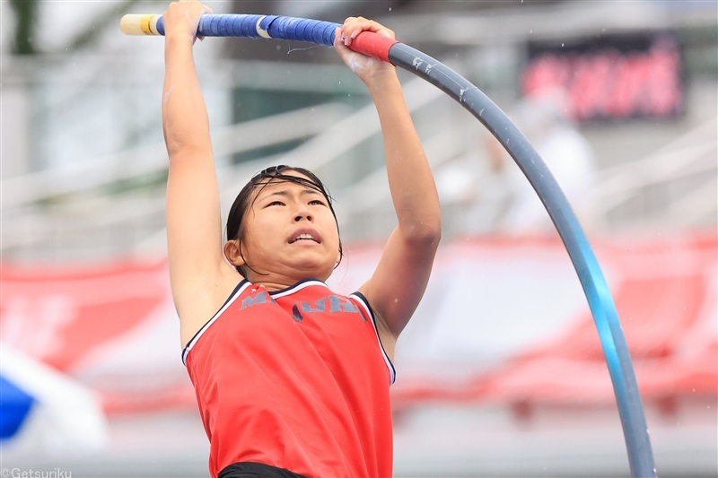 3m80でU16女子棒高跳を制した中村心葵