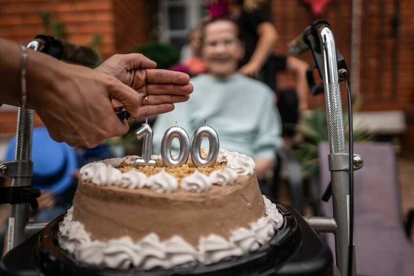 100歳まで生きるには、遺伝子と偶然が大きな役割を果たすが、ライフスタイルも影響する。