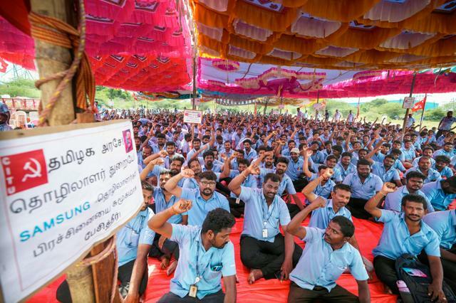 インド南部チェンナイ近郊で2024年9月24日、ストライキでスローガンを叫ぶサムスン電子の労働者たち=AP