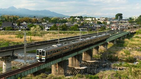 かつて特急列車が行き交った信越本線。いまは普通列車メインの通勤通学路線だ（撮影：鼠入昌史）