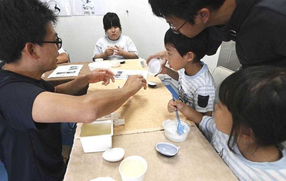 擬卵作りに挑戦する子どもたち＝沼津市の伊豆・三津シーパラダイス