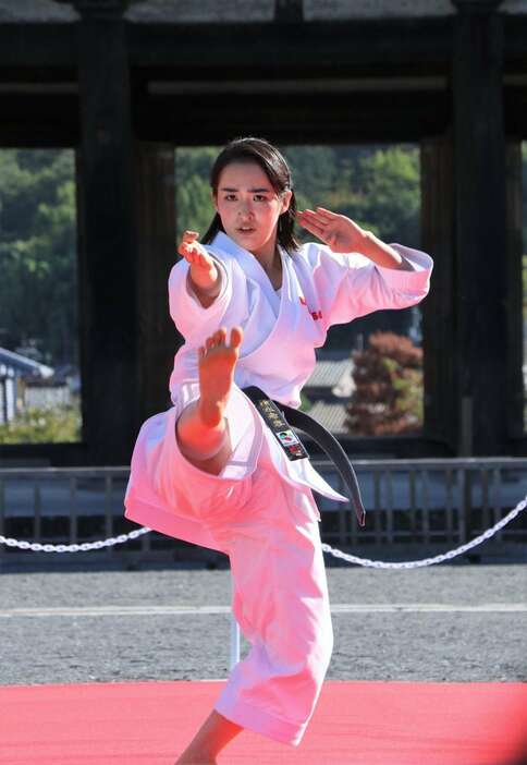 演武を披露する空手家の清水希容さん＝京都市右京区の仁和寺