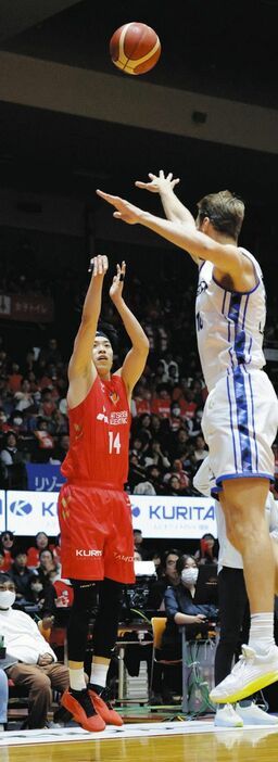 名古屋Ｄ―三河　第３Q　３点シュートを決める名古屋Ｄ・佐藤