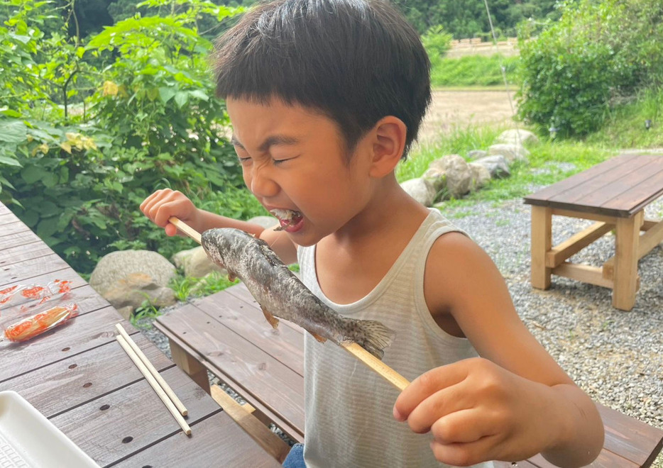 釣った魚は捌いて焼いて場内で食べられる