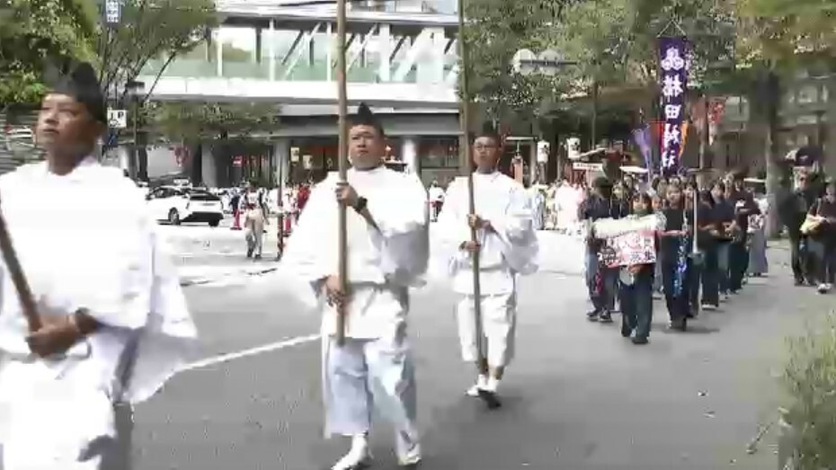 御神幸の様子(24日、福岡市)