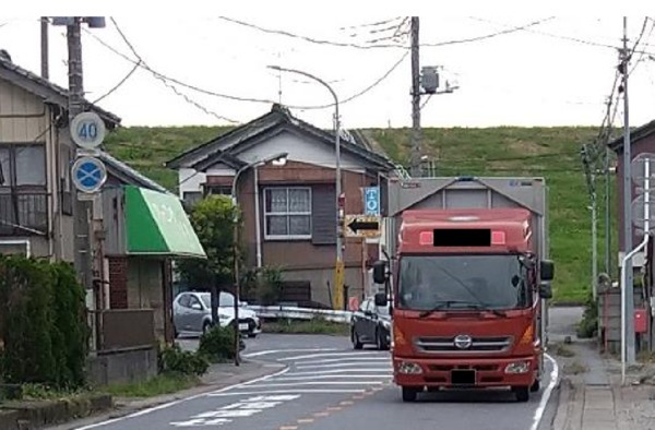 狭隘な野田市関宿の市街地をゆく境杉戸線の現道。関宿橋から市街地へ向かう際に急カーブがある（画像：千葉県）。