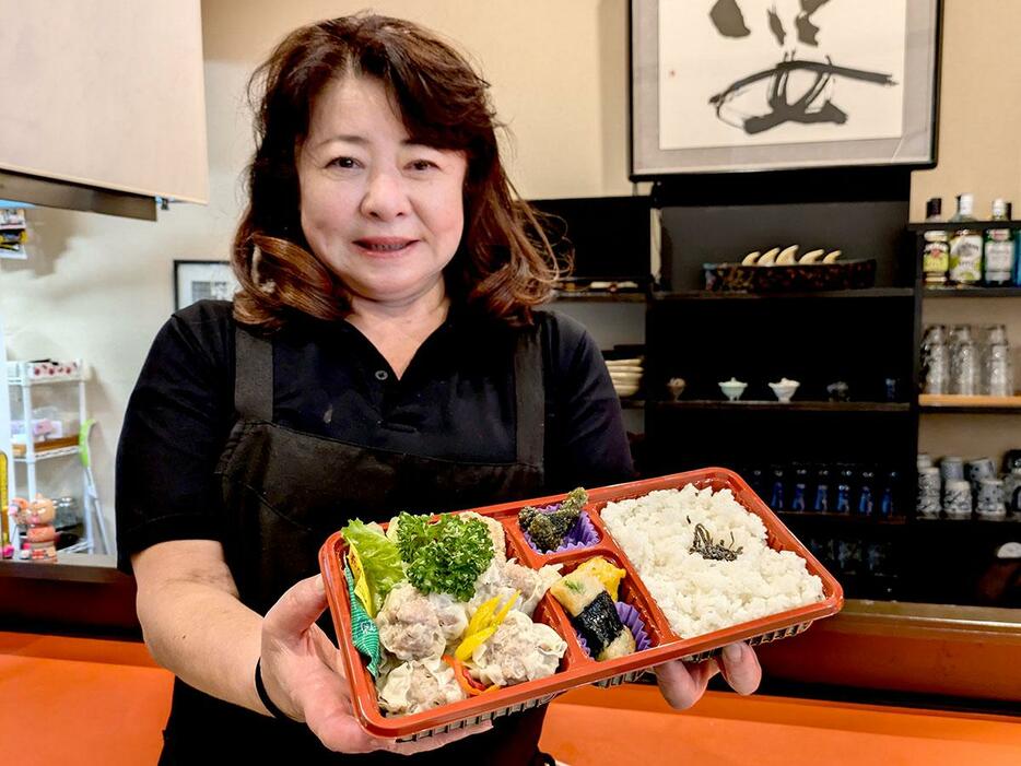 シューマイ弁当を手にする土手麻紀さん