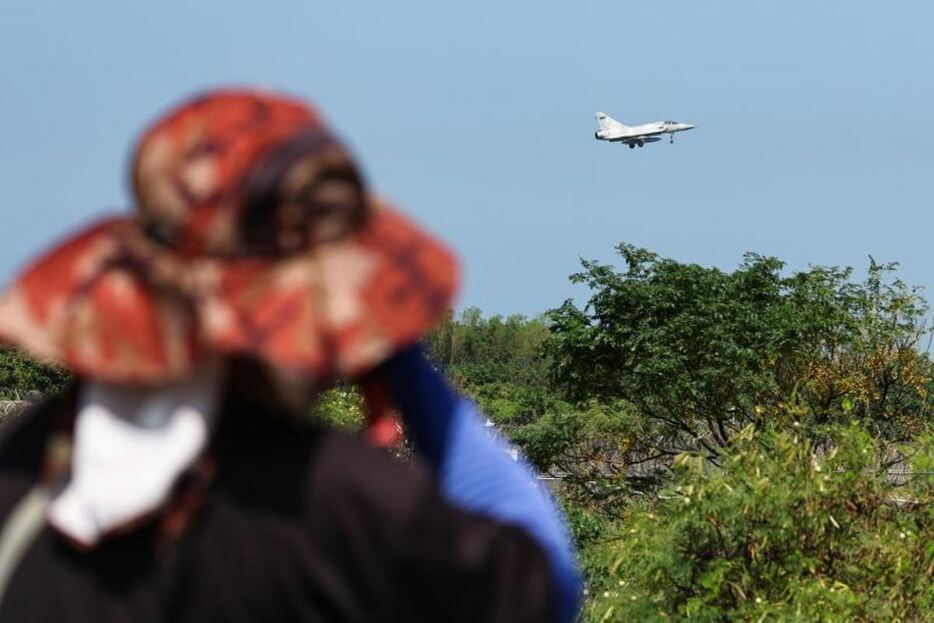 基地への着陸に備える台湾軍の戦闘機＝１４日、台湾・新竹市