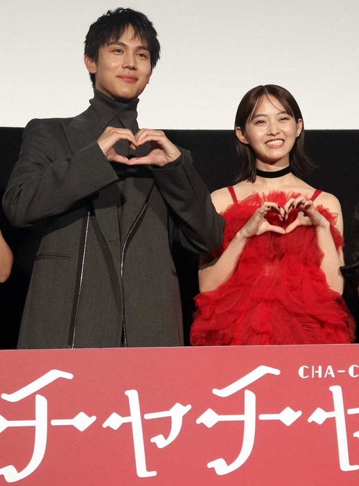 映画「チャチャ」の公開記念舞台あいさつを行った中川大志（左）と伊藤万理華