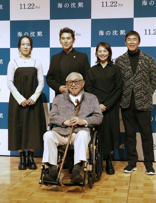 映画「海の沈黙」の公開を前に、記者会見で撮影に応じる脚本家の倉本聰さん（中央）と本木雅弘さん（左から2人目）ら＝13日午後、札幌市