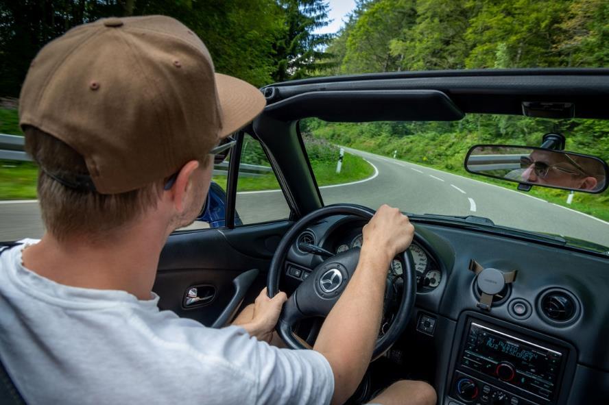 コントローラブルなMX-5は運転することの喜びを与えてくれるとデニスは言う。