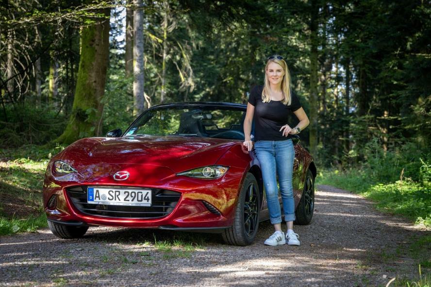 ステファニー パウリは、読者旅行グループの中で最も新しい車、2018年式のマツダMX-5（ND）を運転している。