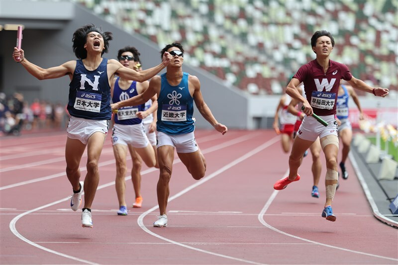 男子4×400mRに逆転で優勝を決めた日大・菊田堅心（左）