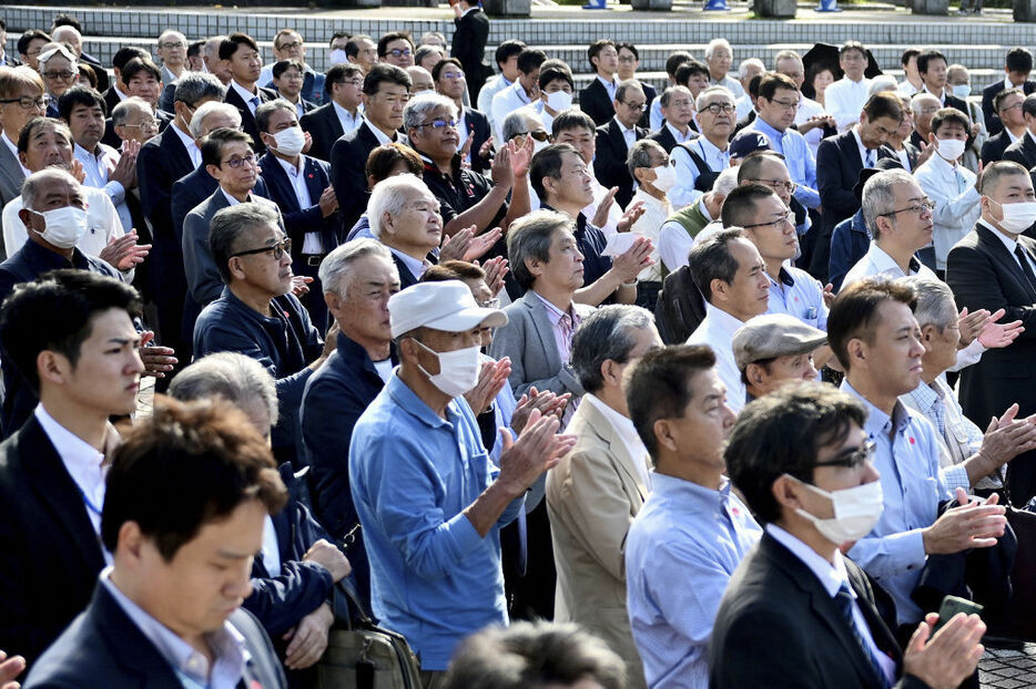 衆院選候補者の街頭演説を聞く有権者ら＝15日午前、静岡市葵区