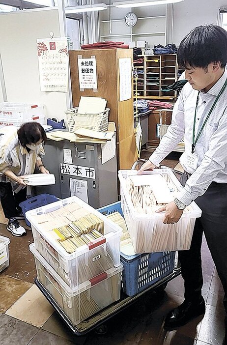 松本市役所が1日で発送する大量の郵便物