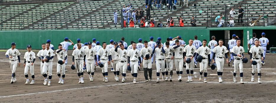 準々決勝で敗れスタンドへあいさつに向かう壱岐の選手たち