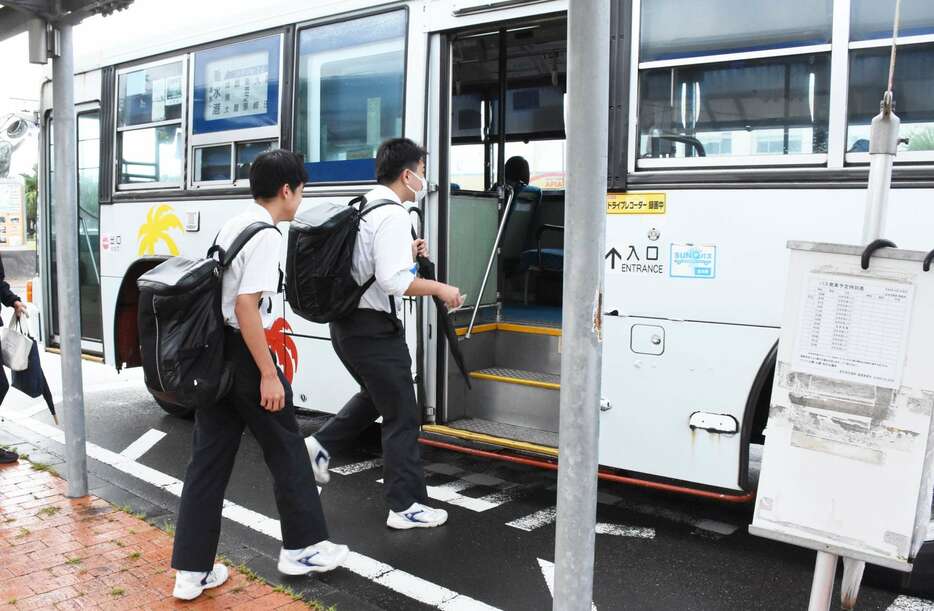 ＪＲ志布志駅前からバスに乗り込む高校生＝３日午前７時４０分、志布志市志布志町志布志２丁目