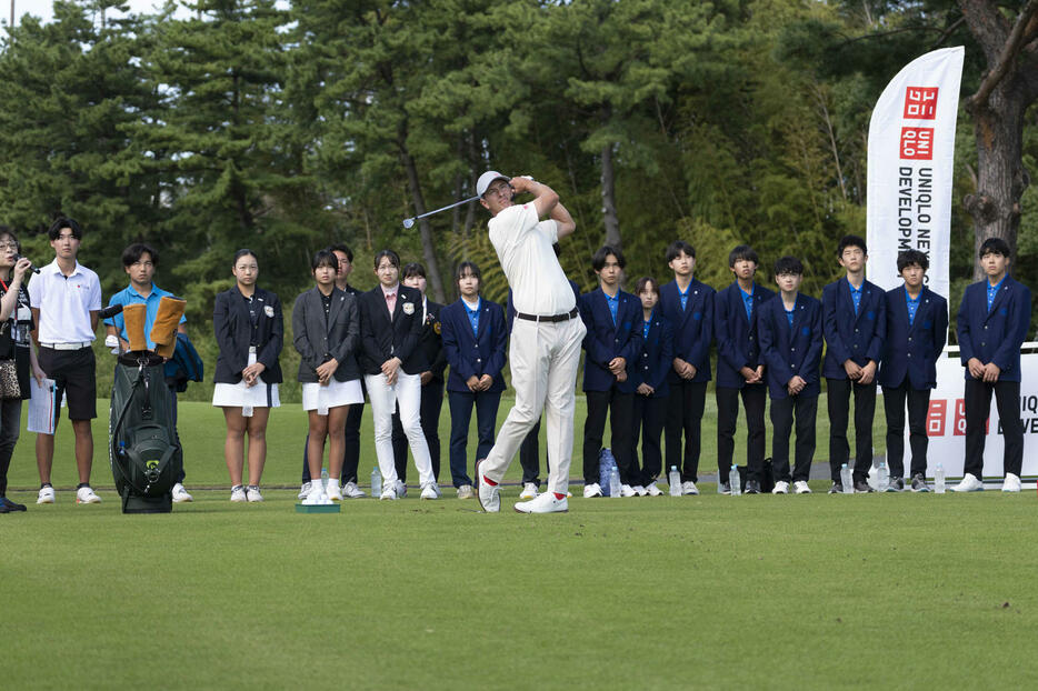 ジュニア選手たちの前でショットを放つスコット（ユニクロ提供）