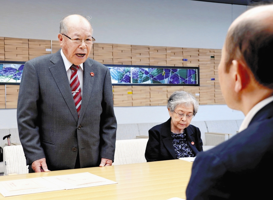 鈴木市長に受賞の報告をする田中会長（左）ら