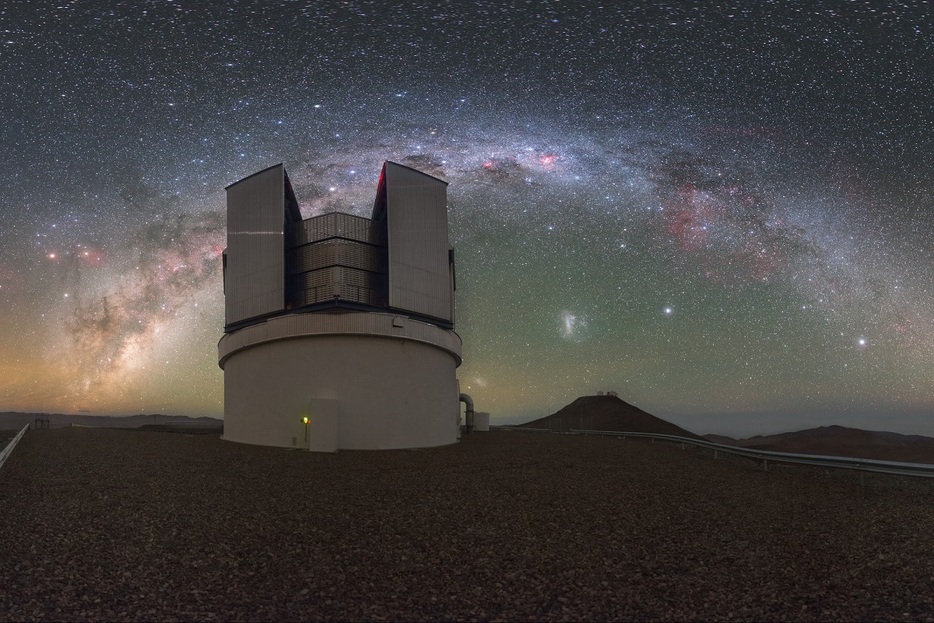 天の川を背景にしたESOのVISTA望遠鏡（P. Horálek/ESO）