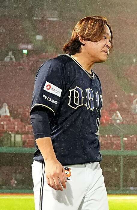 7回途中降雨によりコールドとなり、悔しそうな表情でベンチを出るオリックス・宮城大弥　＝楽天モバイルパーク（撮影・土谷創造）