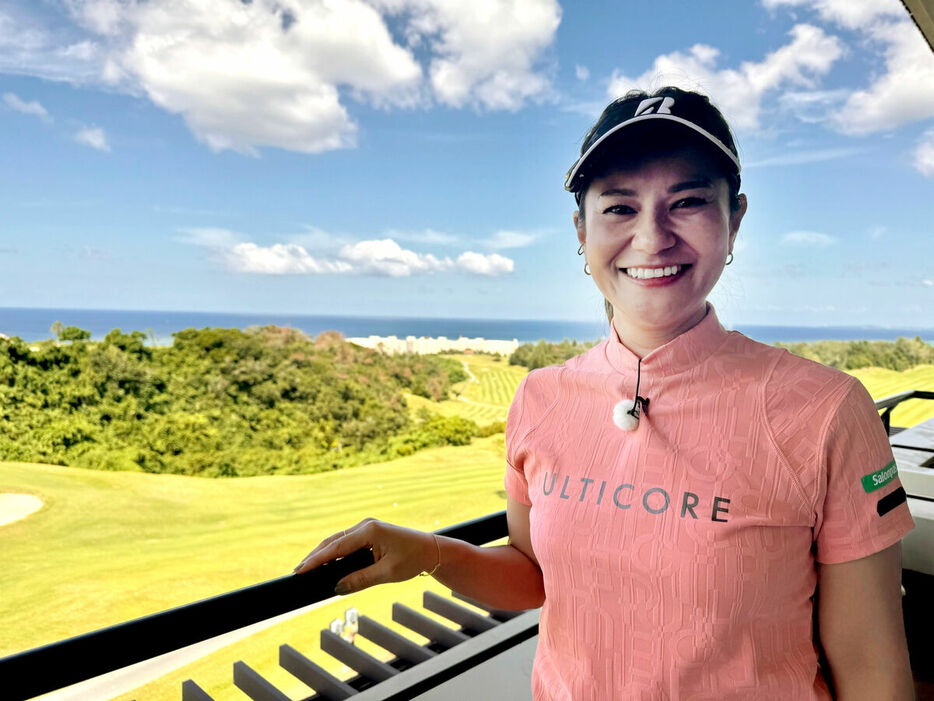 沖縄のコースをバックに笑顔を見せる宮里愛さん（カメラ・高木　恵）