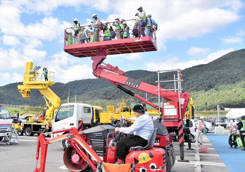 高所作業車に試乗する来場者