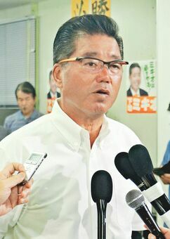 落選が確実となり、報道陣に敗因を語る下地幹郎さん＝２７日午後１１時半ごろ、那覇市おもろまちの選挙事務所