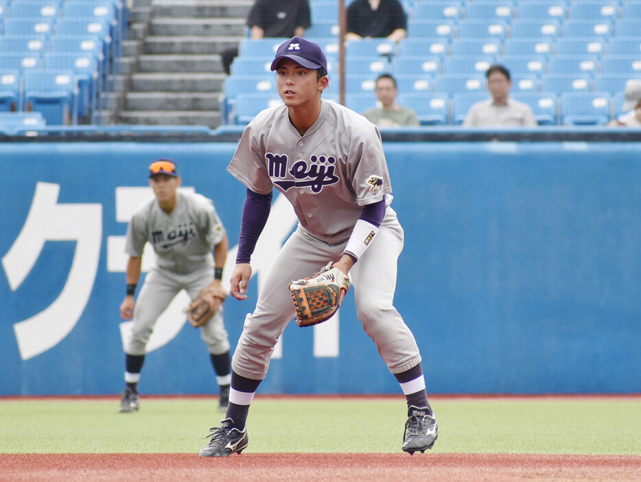 東京六大学秋季リーグ戦で遊撃を守る明大の宗山塁＝９月２８日、神宮球場