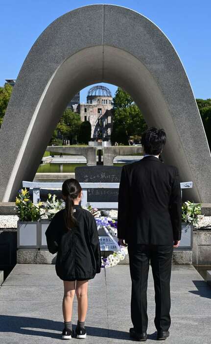 被団協「ノーベル平和賞」授与発表から一夜明け、広島平和記念公園の慰霊碑を訪れる人たち＝12日午前、広島市（柿平博文撮影）