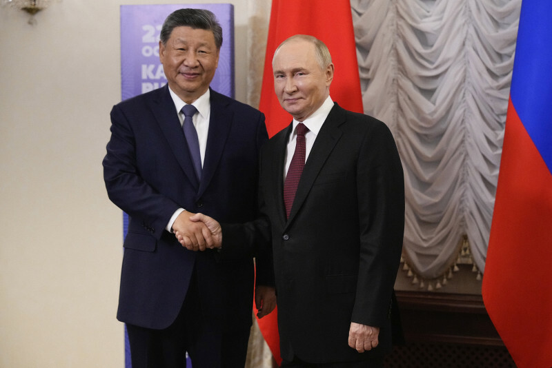 中国の習近平国家主席（左）と握手をするロシアのプーチン大統領＝露中部カザンで2024年10月22日、AP