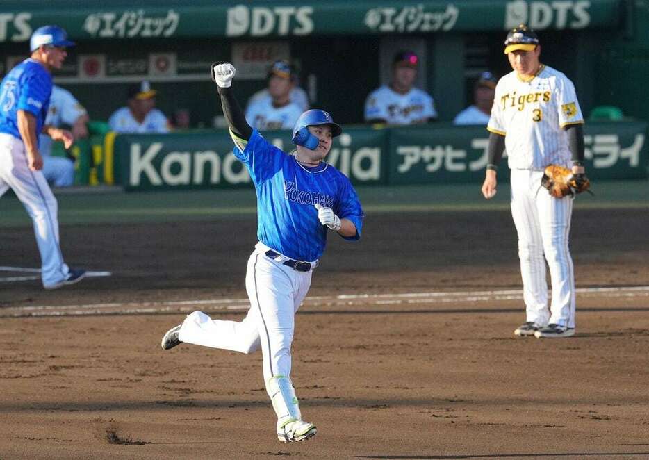 七回に駄目押しの3点本塁打を放ったDeNA・佐野恵太＝甲子園球場（撮影・松永渉平)