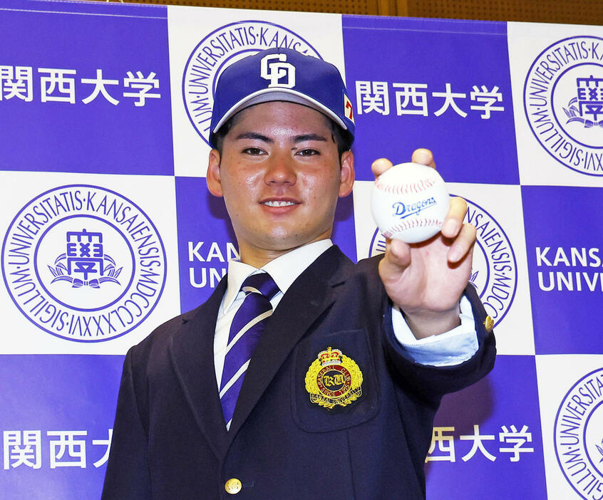 中日から1位指名を受け、ポーズをとる関大・金丸（撮影・藤尾明華）