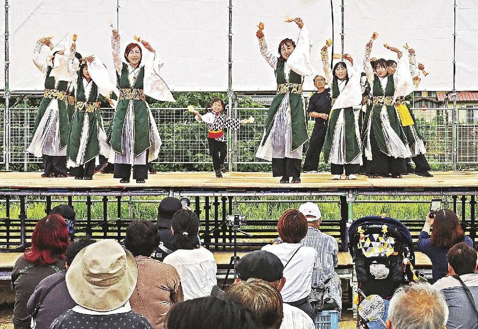 特設舞台でよさこい踊りを披露する参加者（２９日、和歌山県田辺市鮎川で）