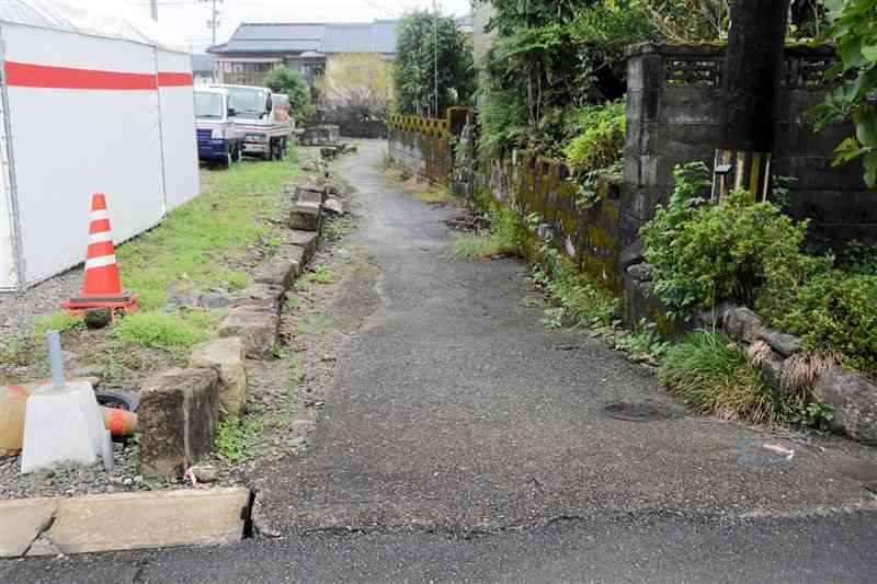 避難路として道路を拡幅する「温泉町地内1号線」＝7日、人吉市