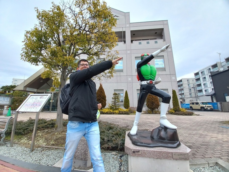 宮城県石巻市で仮面ライダー1号像と同じ変身ポーズで撮影（写真：ハファエル・ヒベイロさん提供）