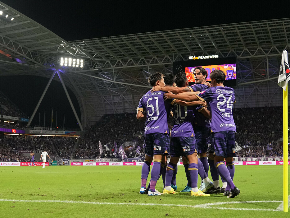 新スタジアムで躍動するサンフレッチェ広島　photo by Masashi Hara/Getty Images