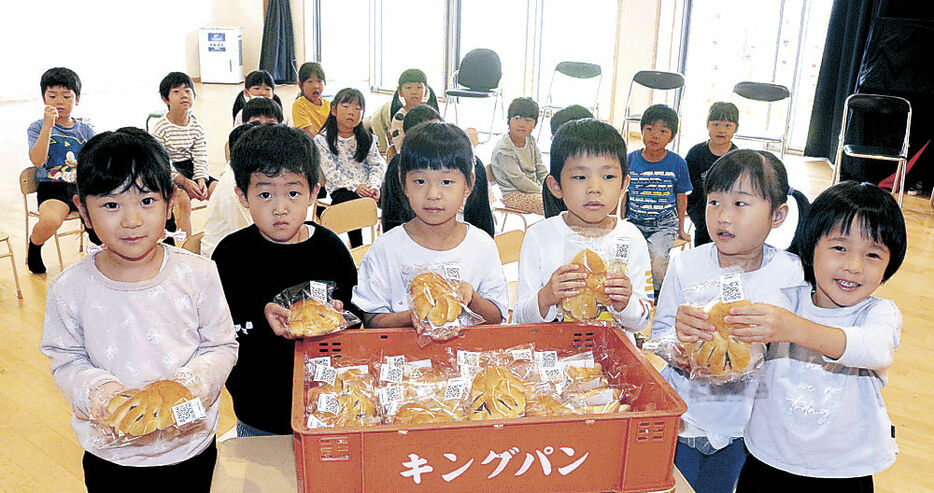 イカの形をしたパンを受け取った園児＝砺波市東保の庄東認定こども園