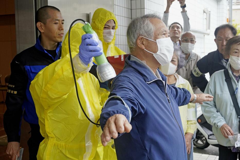 神奈川県横須賀市で原子力災害が発生した想定で行われた避難誘導訓練＝29日午前