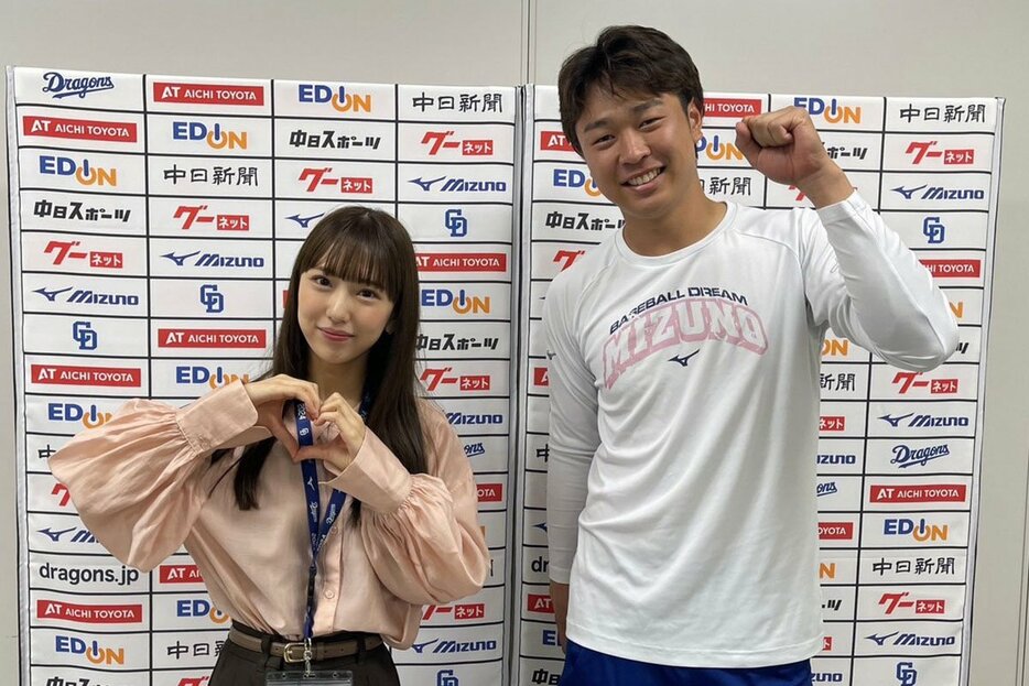 ポーズを決める熊崎晴香（左）と高橋宏斗