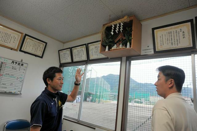 部室には神棚があった。石飛監督（左）の説明によると、出雲大社のおひざ元だけあり、しめ縄などに特徴があるという