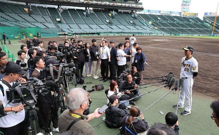 練習後に取材に応じた藤川監督。ユニホーム姿も決まっている