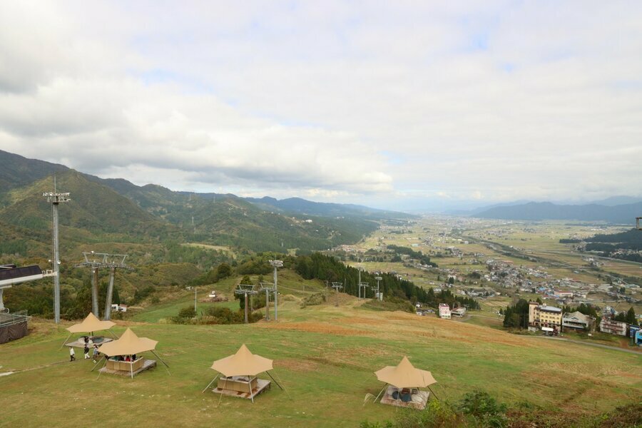 展望テラスからは紅葉そして南魚沼の田園風景が広がる