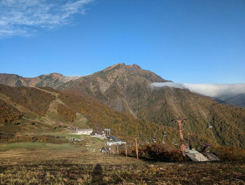 もう少しで谷川岳も紅葉から真っ白な雪に覆われた世界へと