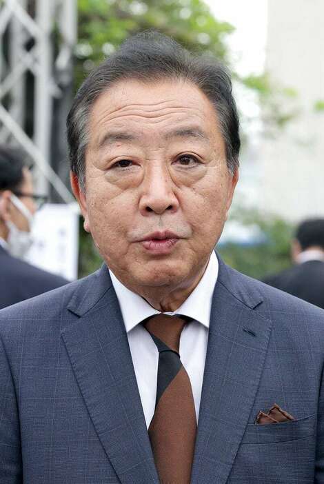 記者団の囲み取材に応じる立憲民主党の野田佳彦代表＝24日午後、横浜市戸塚区（鴨志田拓海撮影）