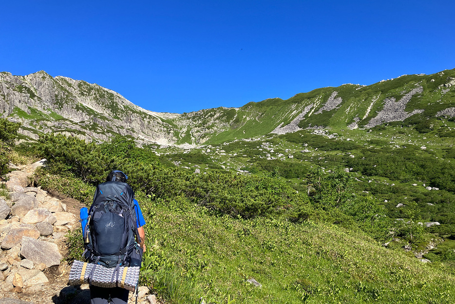 登山を楽しむ男性ハイカー