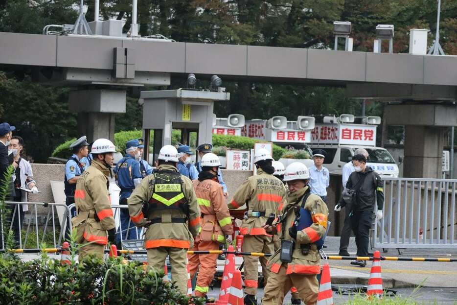 首相官邸前で調べる警察官や消防隊員ら＝19日午前（前島沙紀撮影）