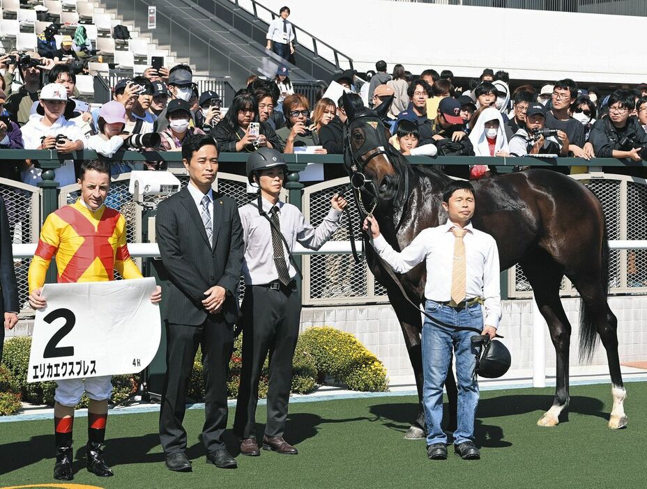 新馬戦を快勝したエリカエクスプレスとルメール騎手（左）